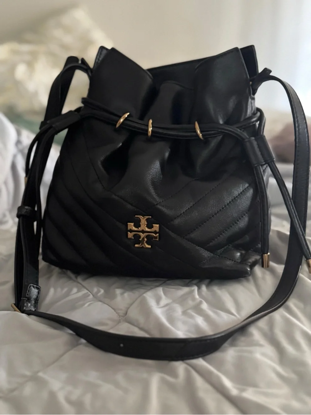 Tory Burch Kira Chevron Mini Bucket Bag in Black with brushed-gold hardware. 🖤